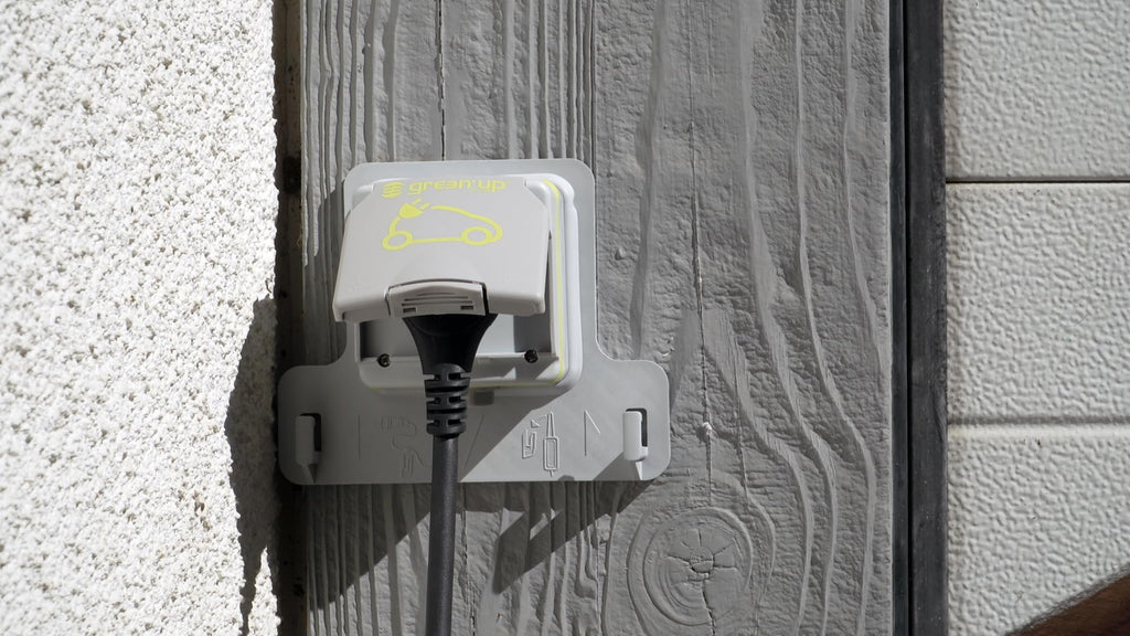 Prise de recharge véhicule électrique Green'up Access 090476 16A 230V avec patère et disjoncteur différentiel