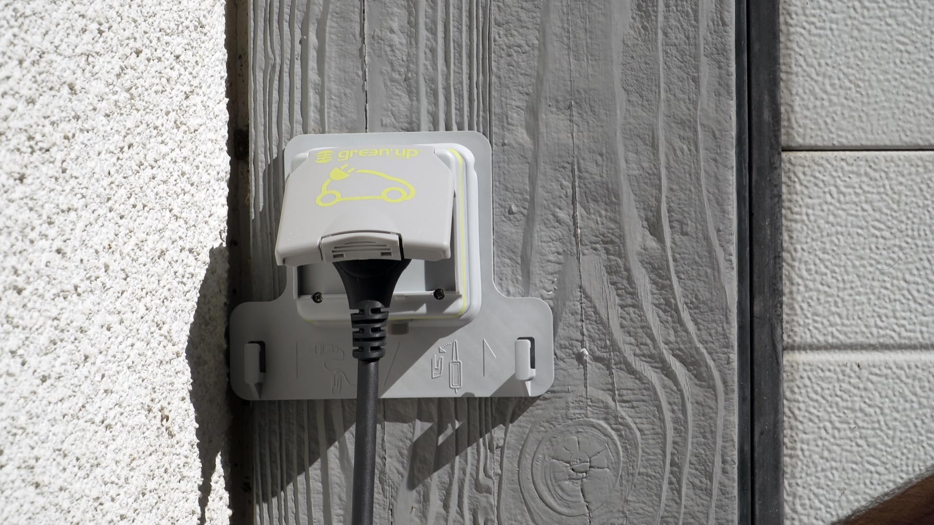 Prise de recharge véhicule électrique Green'up Access 090476 16A 230V avec patère et disjoncteur différentiel