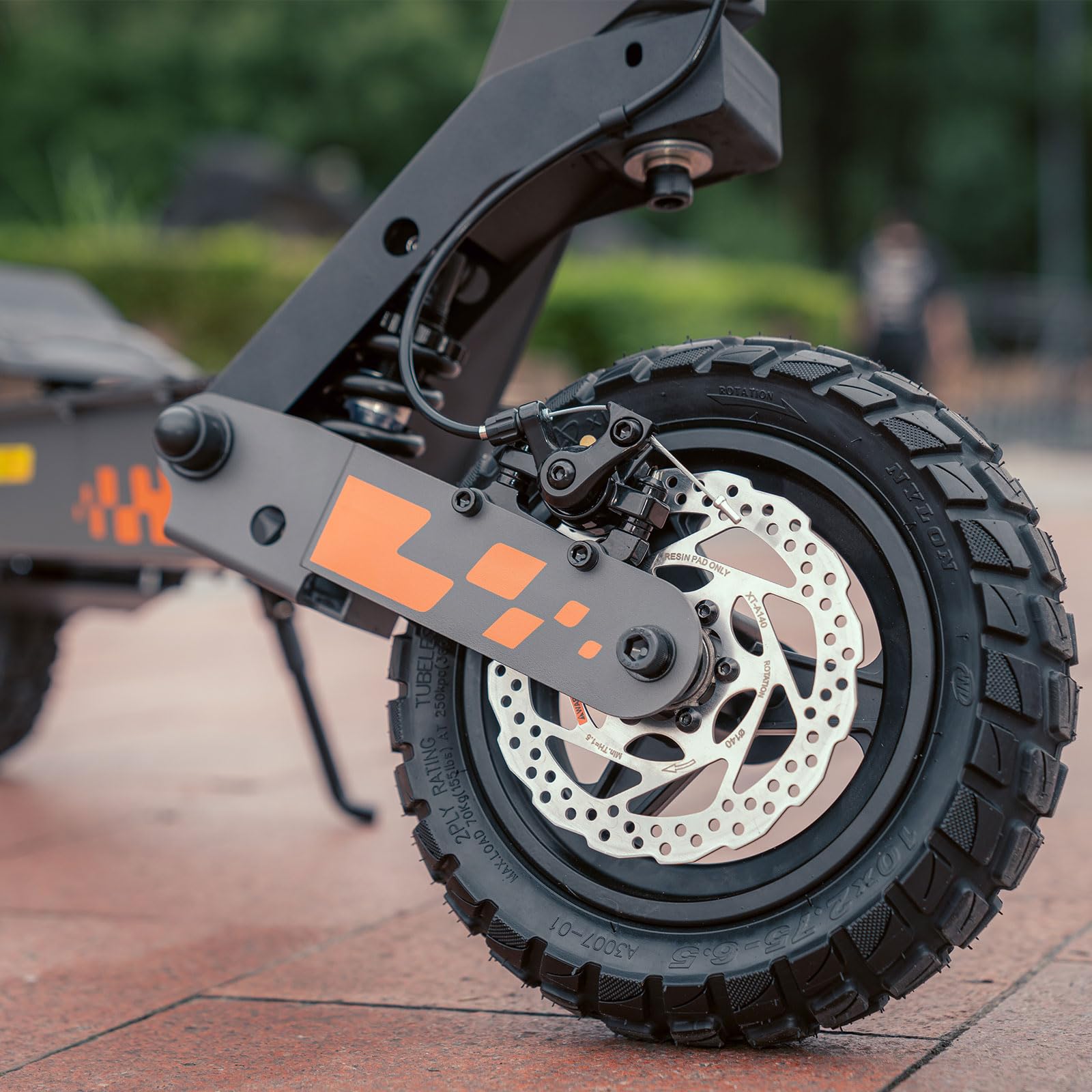 Trottinette électrique G2 batterie 48V 15,6Ah autonomie 55 km pneus tubeless 10 pouces double suspension freins à disque