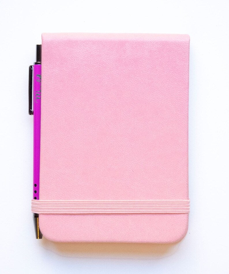Carnet de poche vertical 11 x 7,5 cm avec stylo à bille assorti, couverture souple, 96 feuilles