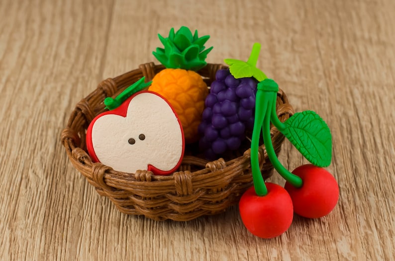 Gommes à effacer pour fruits IWAKO : pomme, cerise, raisin, ananas - Jeu de 4