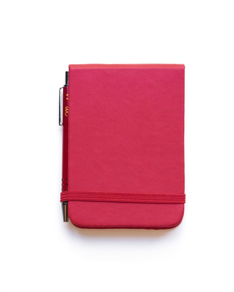 Carnet de poche vertical 11 x 7,5 cm avec stylo à bille assorti, couverture souple, 96 feuilles