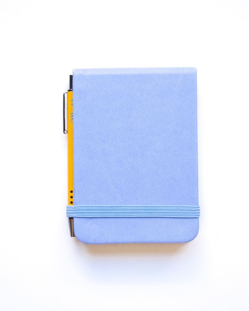 Carnet de poche vertical 11 x 7,5 cm avec stylo à bille assorti, couverture souple, 96 feuilles