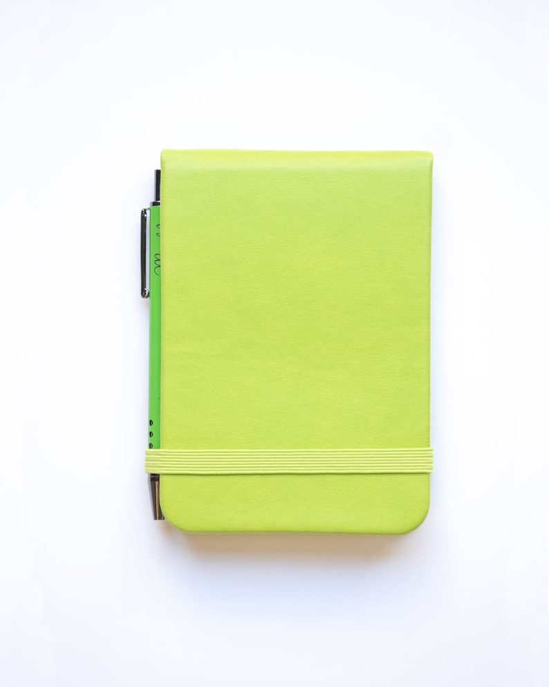 Carnet de poche vertical 11 x 7,5 cm avec stylo à bille assorti, couverture souple, 96 feuilles