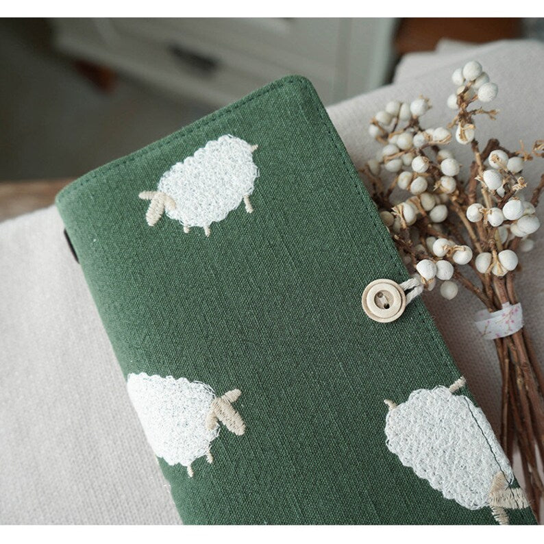 Carnet TN en tissu vert foncé avec agneau brodé, reliure cousue, rechargeable, formats standard et portable