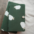 Carnet TN en tissu vert foncé avec agneau brodé, reliure cousue, rechargeable, formats standard et portable