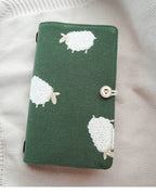 Carnet TN en tissu vert foncé avec agneau brodé, reliure cousue, rechargeable, formats standard et portable