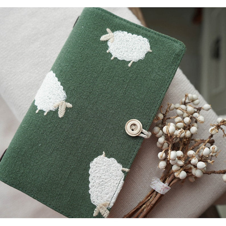 Carnet TN en tissu vert foncé avec agneau brodé, reliure cousue, rechargeable, formats standard et portable