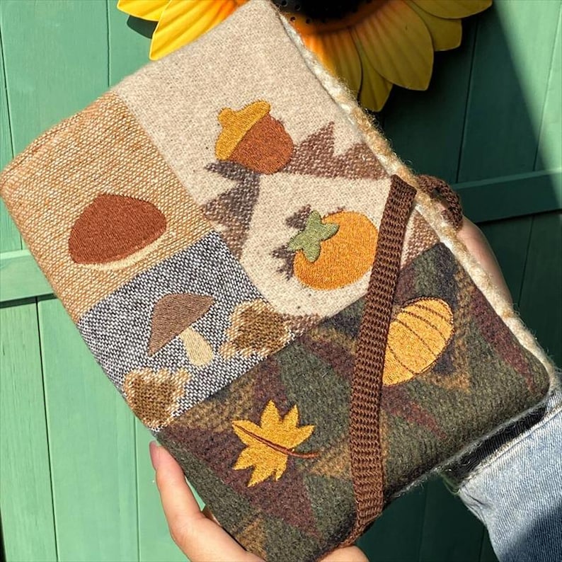 Protège-carnet A5 en patchwork et broderie (motif de fruits d'automne)