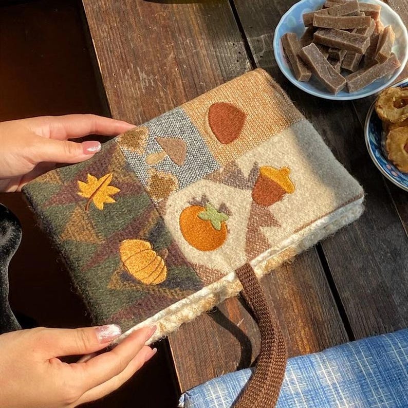 Protège-carnet A5 en patchwork et broderie (motif de fruits d'automne)