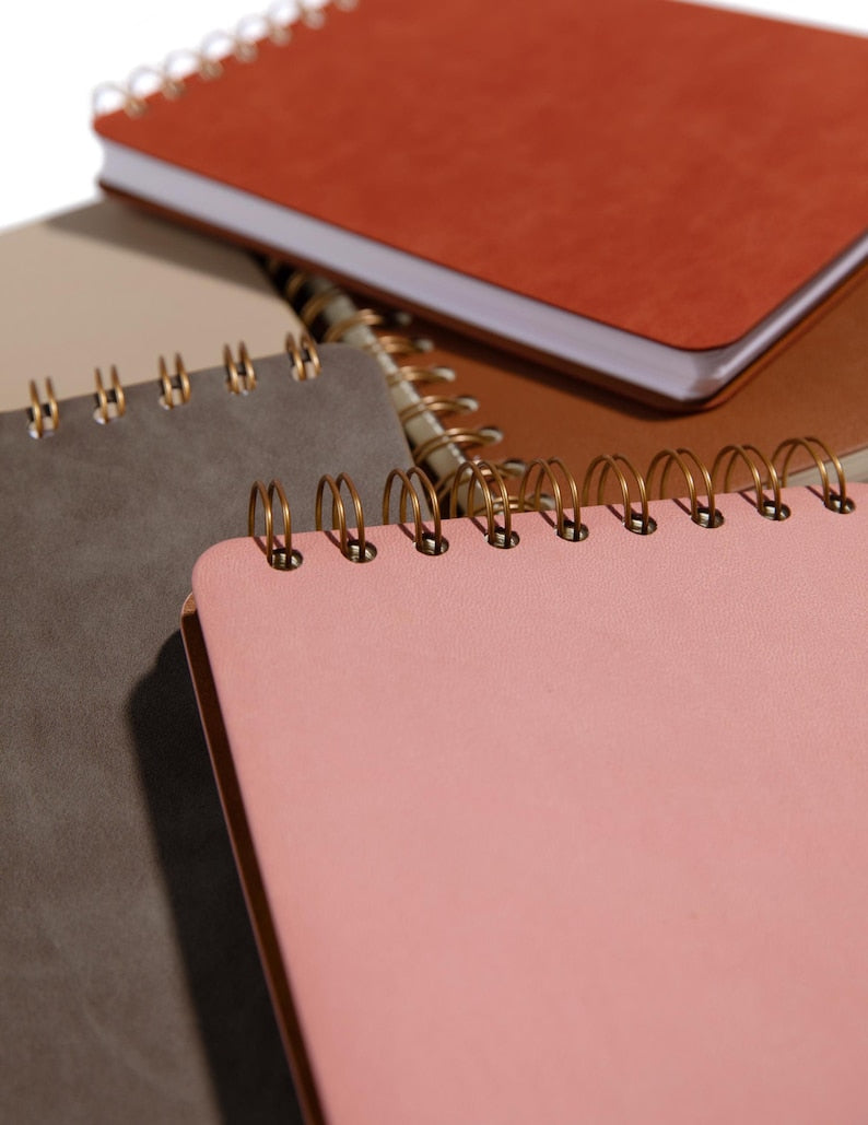 Cahier à spirales gris à couverture souple | Reliure supérieure ou latérale | Mini-journal 3,5 x 5,5" | B6 | 5 x 7" | Cuir PU