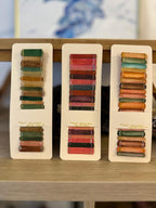 Marque-page Bûche de lecture peint à la main – Pile de livres aquarelle