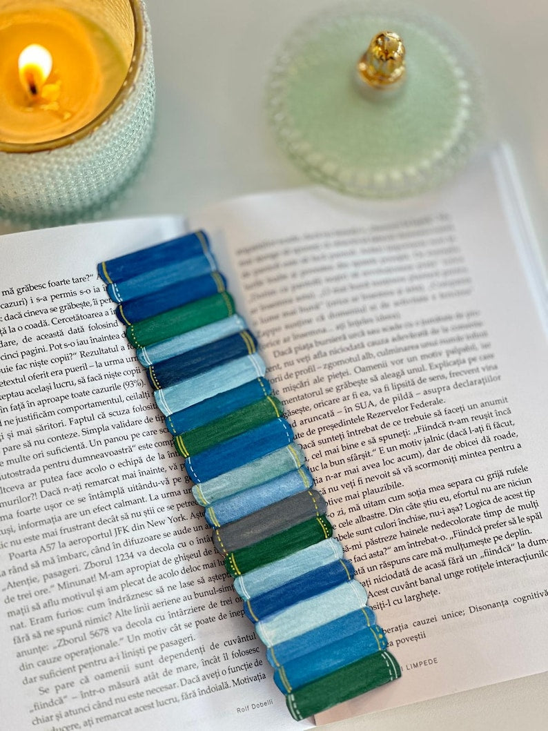 Marque-page Bûche de lecture peint à la main – Pile de livres aquarelle