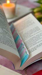 Marque-page Bûche de lecture peint à la main – Pile de livres aquarelle
