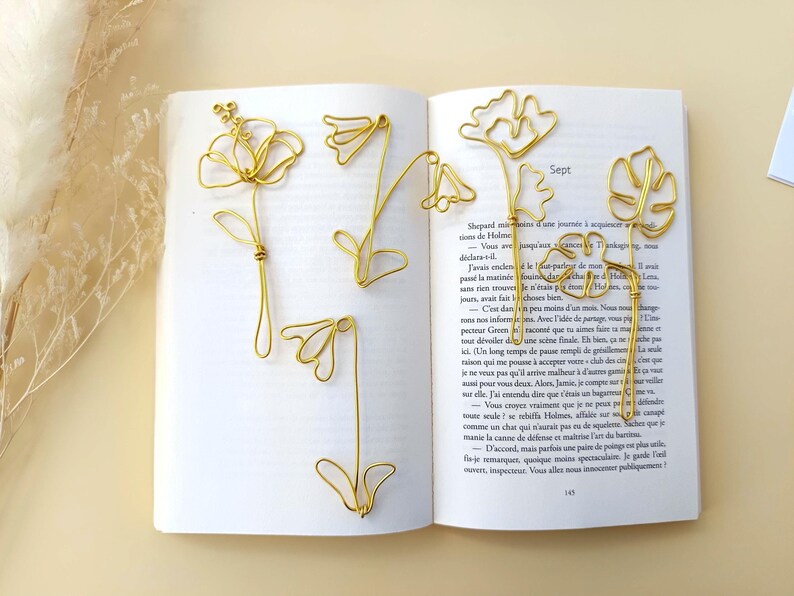 Marque-page trombone en fil d'aluminium martelé à la main - Feuilles de monstera, ginko, hibiscus, perce-neige - 11/12 cm