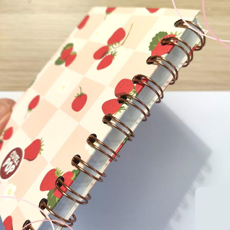 Carnet de notes A6 à spirales, papier quadrillé à pois, fraise rose