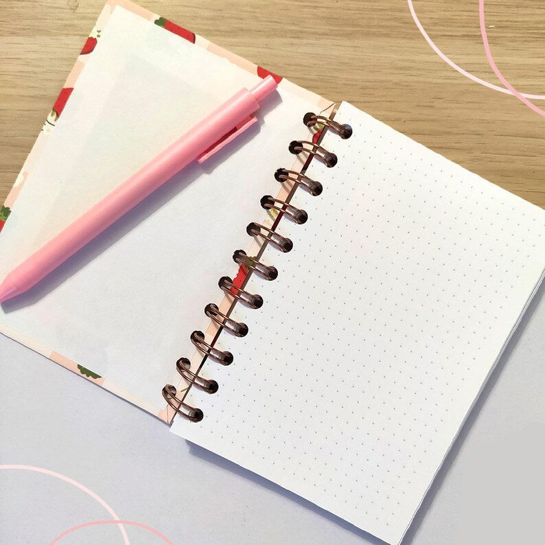 Carnet de notes A6 à spirales, papier quadrillé à pois, fraise rose