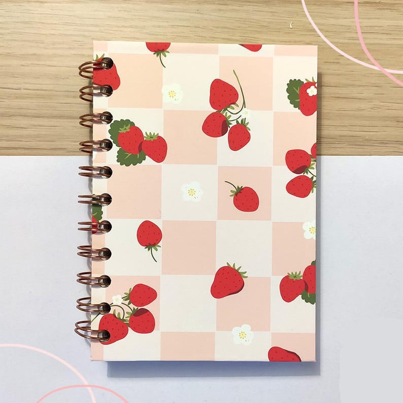 Carnet de notes A6 à spirales, papier quadrillé à pois, fraise rose