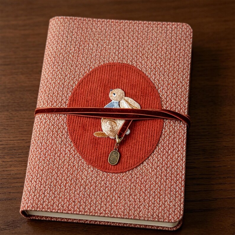 Carnet de notes rechargeable A6 en velours côtelé et tweed, motif lapin brodé, fermeture par lien en velours