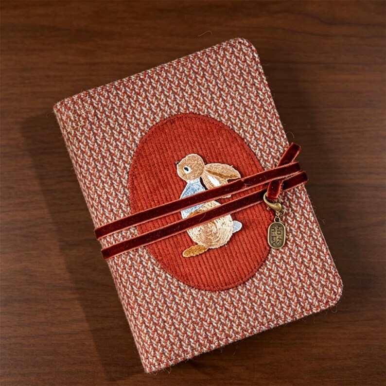 Carnet de notes rechargeable A6 en velours côtelé et tweed, motif lapin brodé, fermeture par lien en velours